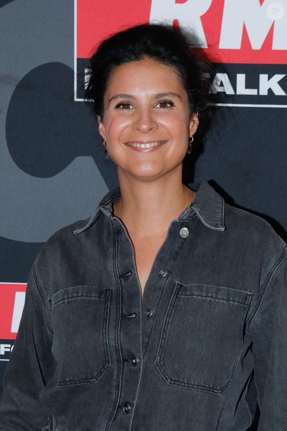 Le reste de sa famille a plutôt une âme d'artiste mais, tous ont toujours le plaisir de se retrouver dans la région de la Sarthe qui leur est chère.

Exclusif - Apolline de Malherbe - Conférence de presse de rentrée de RMC / RMC Sport saison 2021/2022 à l'Altice Campus à Paris, France, le 30 août 2021. © Christophe Clovis / Bestimage