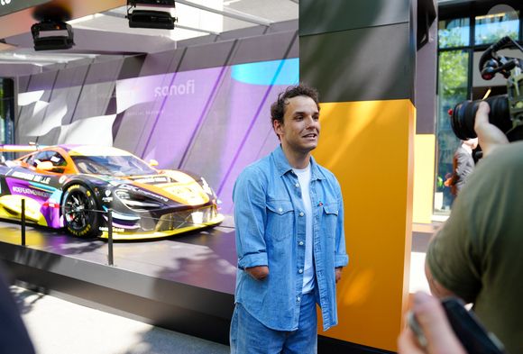 Malgré son admiration pour le programme, il assure avoir toujours refusé et ne compte pas changer d’avis.

Théo Curin lors du dévoilement de la voiture "McLaren Racing x Sanofi pour la course pour vaincre la méningite" des 24h du Mans, à Paris, France, le 29 avril 2025. 

© Anne-Sophie Guebey/Bestimage
