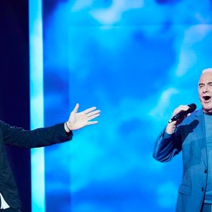 Exclusif - Michel Fugain et Ycare lors de l’enregistrement de l’émission “Les stars s’unissent pour le Sidaction” au théâtre Marigny à Paris, France, le 11 mars 2025. L’émission sera diffusée en prime le 22 mars sur France 2. © Guirec-Moreau/ Bestimage