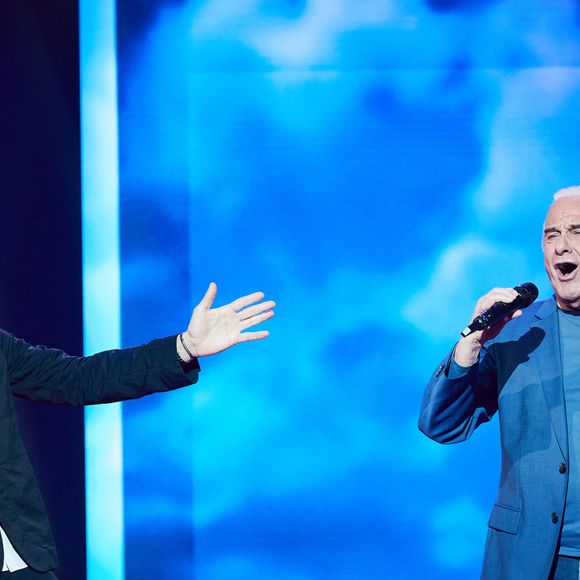 Exclusif - Michel Fugain et Ycare lors de l’enregistrement de l’émission “Les stars s’unissent pour le Sidaction” au théâtre Marigny à Paris, France, le 11 mars 2025. L’émission sera diffusée en prime le 22 mars sur France 2. © Guirec-Moreau/ Bestimage