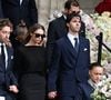 Les obsèques de Mathilde Favier se sont déroulées à Paris.
 
Robert Agostinelli, sa femme Francesca, Héloïse Agostinelli, son frère Carlo Agostinelli, les enfants de la défunte - Sortie des obsèques de Mathilde Favier en l'église Saint-Sulpice à Paris