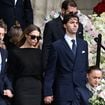 Héloïse et Carlo Agostinelli, les deux enfants de Mathilde Favier, dignes et soudés avec leur père pour l'ultime voyage de leur mère