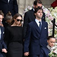Héloïse et Carlo Agostinelli, les deux enfants de Mathilde Favier, dignes et soudés avec leur père pour l'ultime voyage de leur mère