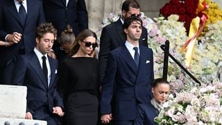 Héloïse et Carlo Agostinelli, les deux enfants de Mathilde Favier, dignes et soudés avec leur père pour l'ultime voyage de leur mère