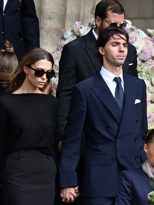 Héloïse et Carlo Agostinelli, les deux enfants de Mathilde Favier, dignes et soudés avec leur père pour l'ultime voyage de leur mère