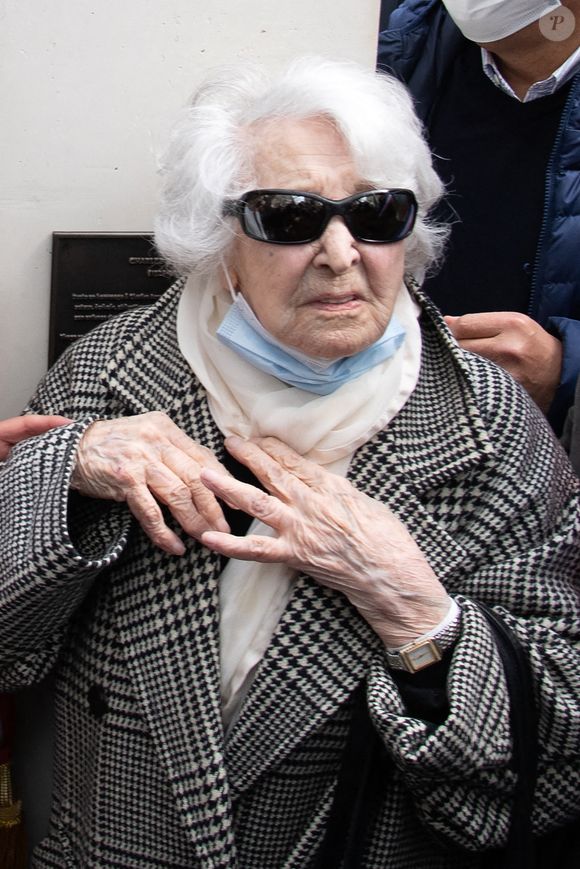Erik Berchot, pianiste, Aïda Aznavour-Garvarentz, sœur de Charles Aznavour ici pour inaugurer la plaque commémorative de Charles Aznavour, chanteur français et arménien, à Paris, le 21 mai 2019.  Photo par Raphael Lafargue/ABACAPRESS.COM