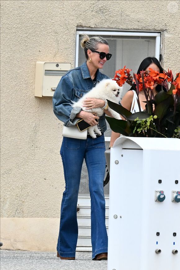 Exclusif - Prix Spécial - No Web - Laeticia Hallyday et ses filles Jade et Joy (qui résident depuis quelques jours dans la propriété familiale du Cap-d'Ail) arrivent à Marseillan pour déjeuner avec Elyette Boudou "Mamie Rock" (qui fêtera ses 89 ans le 5 juillet prochain), accompagné de son père André Boudou et sa fille Alcéa (demi soeur de Laeticia). Toute la famille est allée déjeuner à la crêperie "La Maison de Camille" à Marseillan, France, le 2 juillet 2024.  Pour infos voir vendeurs