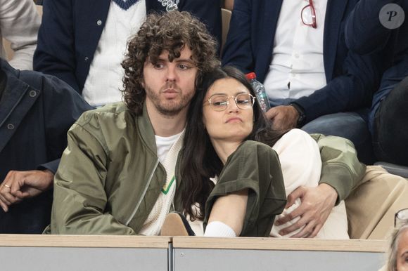 Lucie Boujenah et son compagnon Thomas Solivéres dans les tribunes lors des Internationaux de France de Tennis de Roland Garros 2025, à Paris, France, le 5 juin 2025. © Jacovides-Moreau/Bestimage