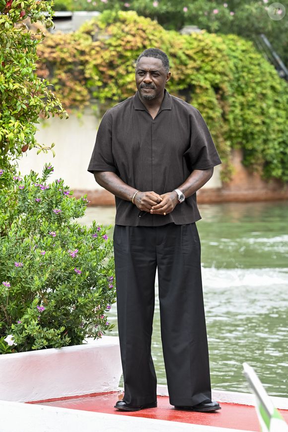 Selon "Ouest-France", le papa de Riaze et Isan fait preuve d’une "présence très discrète" et aurait choisi cette propriété pour trouver une "tranquillité" certaine. 

Idris Elba sur le ponton de l'hôtel Excelsior lors de la 82ème édition du festival international du film de Venise (La Mostra), Italie, le 2 septembre 2025. © Max Montingelli/SGP/Bestimage