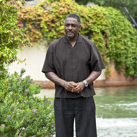 Selon "Ouest-France", le papa de Riaze et Isan fait preuve d’une "présence très discrète" et aurait choisi cette propriété pour trouver une "tranquillité" certaine. 

Idris Elba sur le ponton de l'hôtel Excelsior lors de la 82ème édition du festival international du film de Venise (La Mostra), Italie, le 2 septembre 2025. © Max Montingelli/SGP/Bestimage