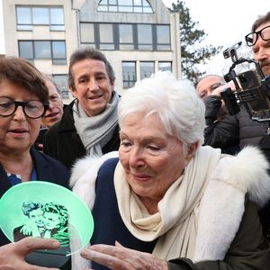 Dans une région et une ville qui comptent beaucoup pour elle

Line Renaud, 97 ans, a inauguré un jardin public qui porte son nom, à Lille, France, le mercredi 17 décembre 2025. © Claude Dubourg/Bestimage