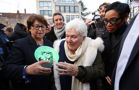 Dans une région et une ville qui comptent beaucoup pour elle

Line Renaud, 97 ans, a inauguré un jardin public qui porte son nom, à Lille, France, le mercredi 17 décembre 2025. © Claude Dubourg/Bestimage