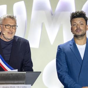 Laurent Ruquier, Kev Adams durant l'enregistrement de la seconde soirée de "L'humour à la plage" pour la 3eme édition du festival de Juan les Pins à la pinède Gould le 27 juin 2026. © Jack Tribeca/Bestimage
