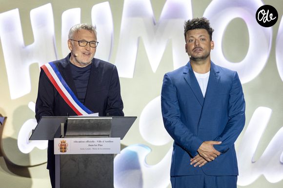 Laurent Ruquier, Kev Adams durant l'enregistrement de la seconde soirée de "L'humour à la plage" pour la 3eme édition du festival de Juan les Pins à la pinède Gould le 27 juin 2026. © Jack Tribeca/Bestimage