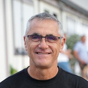L'ancien champion propose ainsi à ses admirateurs de partager une sortie à vélo avec lui les 3 et 4 octobre dans le Beaujolais.

Laurent Jalabert - Les célébrités lors de “L'Etape du Coeur” de l’association Mécénat Chirurgie Cardiaque en collaboration avec le Tour de France entre le circuit de Nevers Magny-Cours et Chalon-sur-Saône le 15 juillet 2026. © Anne-Sophie Guebey/Bestimage