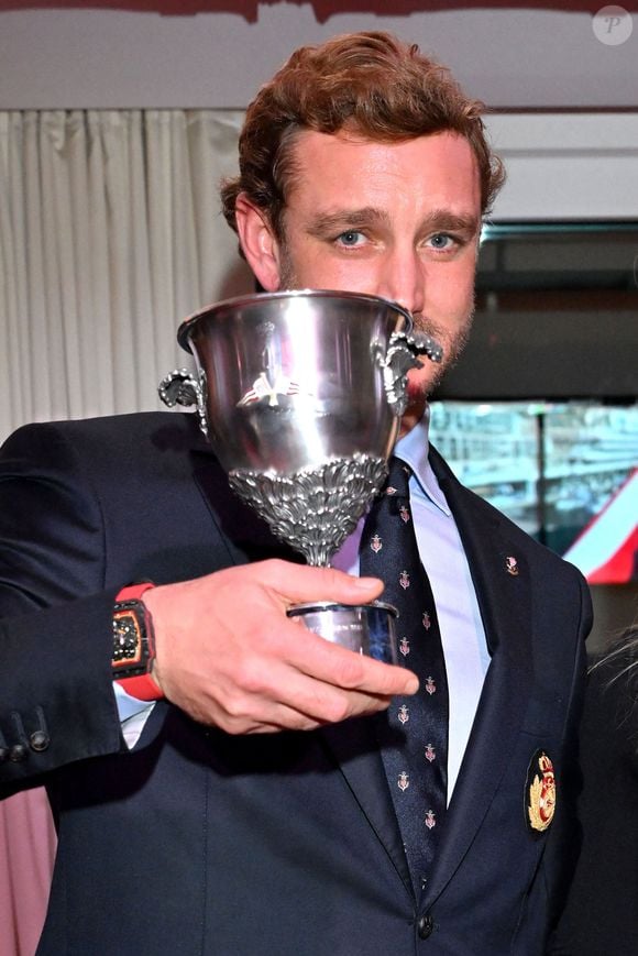 Quelques semaines avant cette récompense, Pierre Casiraghi et Béatrice Borromeo ont accueilli leur troisième enfant, Bianca Carolina Marta, ajoutant une autre source de joie à sa vie.

Pierre Casiraghi durant la cérémonie d'intronisation des nouveaux membres du Yacht Club de Monaco ainsi que la remise des YCM Awards-Trophée Credit Suisse 2025, présidé par le prince Albert II de Monaco, le 16 décembre 2025, au Yacht Club de Monaco. Le titre de "régatier du Y.C.M. de l'année 2025" a été remporté par Pierre Casiraghi. Ce sont les membres du Club qui ont voté et choisi entre plusieurs régatiers. © Bruno Bebert / Bestimage