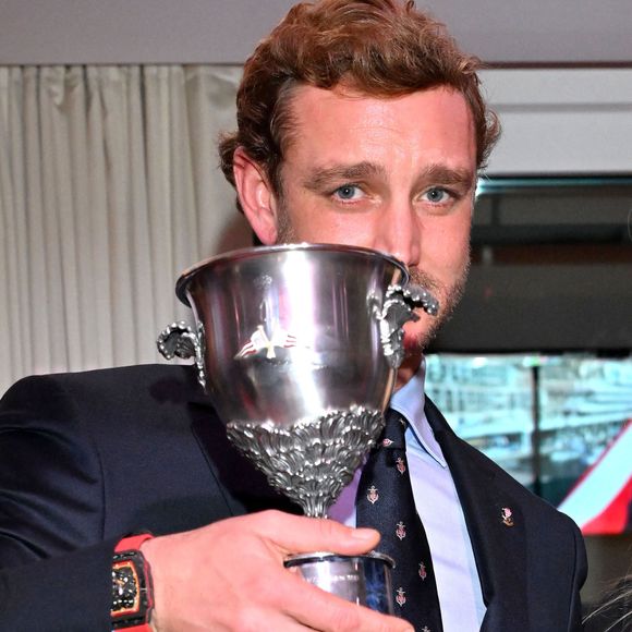 Quelques semaines avant cette récompense, Pierre Casiraghi et Béatrice Borromeo ont accueilli leur troisième enfant, Bianca Carolina Marta, ajoutant une autre source de joie à sa vie.

Pierre Casiraghi durant la cérémonie d'intronisation des nouveaux membres du Yacht Club de Monaco ainsi que la remise des YCM Awards-Trophée Credit Suisse 2025, présidé par le prince Albert II de Monaco, le 16 décembre 2025, au Yacht Club de Monaco. Le titre de "régatier du Y.C.M. de l'année 2025" a été remporté par Pierre Casiraghi. Ce sont les membres du Club qui ont voté et choisi entre plusieurs régatiers. © Bruno Bebert / Bestimage