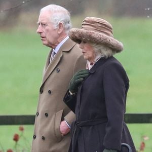 Le roi Charles III d'Angleterre et Camilla Parker Bowles, reine consort d'Angleterre, à la sortie de la messe du dimanche en l'église Sainte-Marie Madeleine à Sandringham. Le 18 février 2024 Dana Press / Bestimage