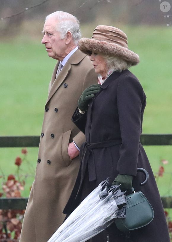 Le roi Charles III d'Angleterre et Camilla Parker Bowles, reine consort d'Angleterre, à la sortie de la messe du dimanche en l'église Sainte-Marie Madeleine à Sandringham. Le 18 février 2024 Dana Press / Bestimage