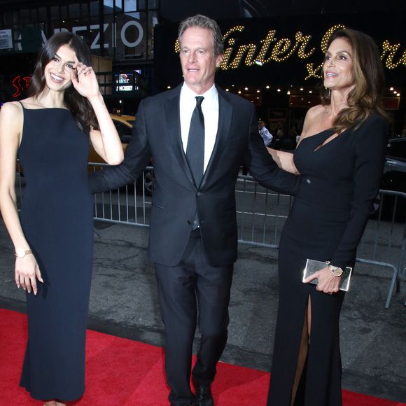 Kaia Gerber, Rande Gerber et Cindy Crawford lors de la soirée de célébration de la pièce "Good Night, and Good Luck" le 3 avril 2025 à New York.

© PPS/Bestimage