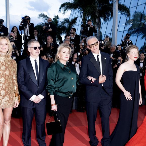 Mais s'il était si bien accompagné, Vincent Cassel était avant tout présent à Cannes pour le travail. L'acteur venait y présenter en compétition officielle Histoires Parallèles, le nouveau long-métrage très attendu du réalisateur iranien multiprimé, Asghar Farhadi.

Pierre Niney, Virginie Efira, Alexandre Mallet-Guy, Catherine Deneuve, Vincent Cassel, India Hair, Isabelle Huppert, Asghar Farhadi et Adam Bessa - Montée des marches du film " Histoires parallèles " lors du 79ème Festival International du Film de Cannes, le 14 mai 2026. © Olivier Borde / Bestimage
