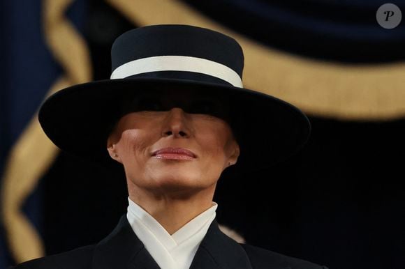 Et surtout, elle était munie d'un immense chapeau signé Eric Javitz, à la Audrey Hepburn ou Coco Chanel.

Melania Trump assiste à l'investiture du président élu Donald Trump dans la rotonde du Capitole le 20 janvier 2025 à Washington, DC. Donald Trump prend ses fonctions pour un second mandat en tant que 47ème président des Etats-Unis. Pool Photo by Chip Somodevilla/UPI/ABACAPRESS.COM