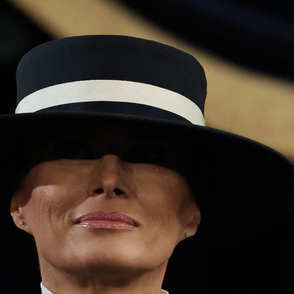Et surtout, elle était munie d'un immense chapeau signé Eric Javitz, à la Audrey Hepburn ou Coco Chanel.

Melania Trump assiste à l'investiture du président élu Donald Trump dans la rotonde du Capitole le 20 janvier 2025 à Washington, DC. Donald Trump prend ses fonctions pour un second mandat en tant que 47ème président des Etats-Unis. Pool Photo by Chip Somodevilla/UPI/ABACAPRESS.COM