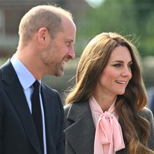 Kate Middleton et le prince Wiliam se sont rendus à l'école de Southport.

Le prince William, prince de Galles, et Kate Middleton, princesse de Galles, visitent l'école maternelle et primaire de Farnborough Road, pour montrer leur soutien continu à la communauté de Southport après l'attaque  au cours de laquelle trois filles, Alice da Silva Aguiar, Bebe King et Elsie Dot Stancombe, ont été tragiquement tuées lors d'un cours de danse à Southport, Merseyside, Royaume-Uni. © PA Photo/ Bestimage