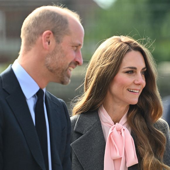 Kate Middleton et le prince Wiliam se sont rendus à l'école de Southport.

Le prince William, prince de Galles, et Kate Middleton, princesse de Galles, visitent l'école maternelle et primaire de Farnborough Road, pour montrer leur soutien continu à la communauté de Southport après l'attaque  au cours de laquelle trois filles, Alice da Silva Aguiar, Bebe King et Elsie Dot Stancombe, ont été tragiquement tuées lors d'un cours de danse à Southport, Merseyside, Royaume-Uni. © PA Photo/ Bestimage