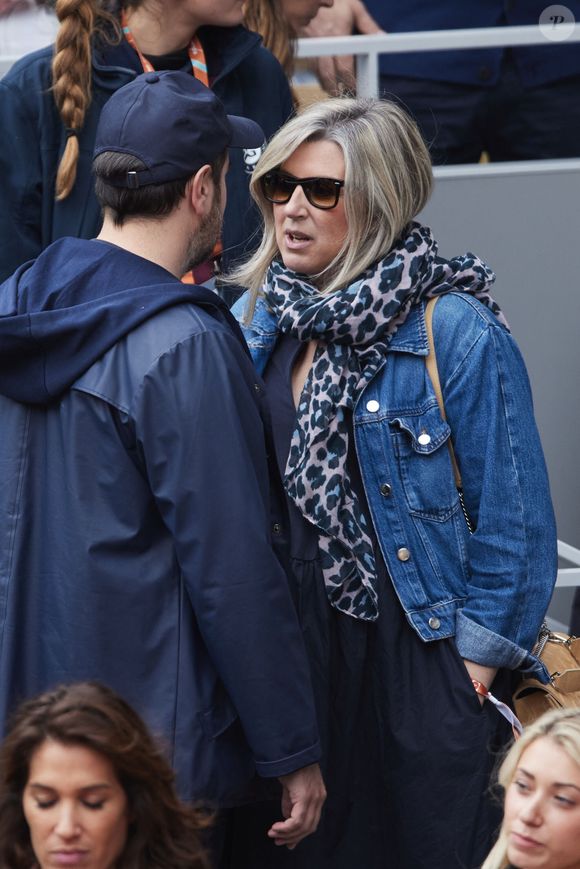 Kyan Khojandi et sa femme Christine Giua dans les tribunes au même moment dans les tribunes des Internationaux de France de tennis de Roland Garros 2024 à Paris, France, le 2 juin 2024. © Jacovides-Moreau/Bestimage