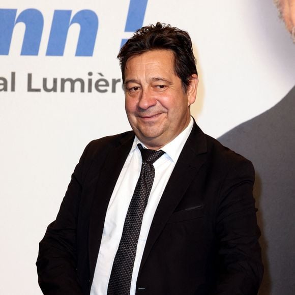 Il ne se rend à Paris que pour ses rendez‑vous professionnels.

Laurent Gerra - Photocall de la cérémonie  d'ouverture du 17ème Festival Lumière à la Halle Tony Garnier à Lyon, le 11 octobre 2025. 
© Dominique Jacovides / Bestimage