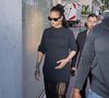 L'icône de la pop était en effet de retour sur la Croisette, pour soutenir son compagnon, Asap Rocky, à l'affiche de "Highest 2 Lowest", réalisé par Spike Lee.
Rihanna brave la frénésie médiatique, à Cannes, en marge du festival du film, à l'occasion d'une séance de shopping en solo, et entre dans une boutique Messika, le 21 mai 2025. Backgrid USA / Bestimage