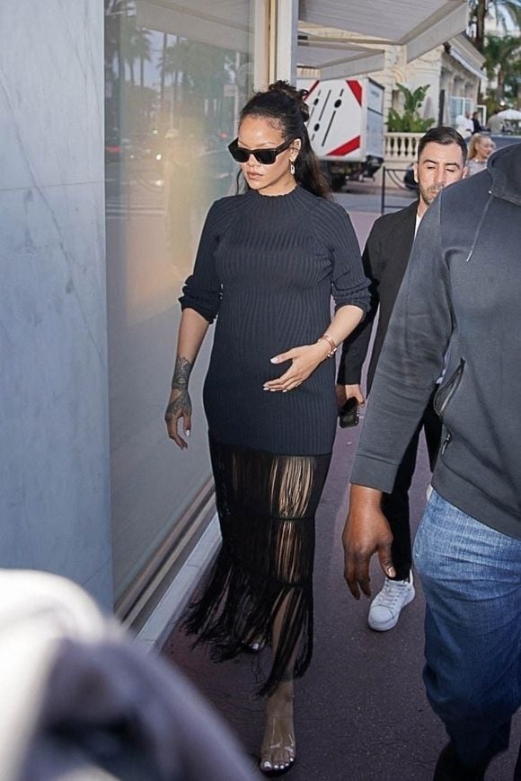 L'icône de la pop était en effet de retour sur la Croisette, pour soutenir son compagnon, Asap Rocky, à l'affiche de "Highest 2 Lowest", réalisé par Spike Lee.

Rihanna brave la frénésie médiatique, à Cannes, en marge du festival du film, à l'occasion d'une séance de shopping en solo, et entre dans une boutique Messika, le 21 mai 2025. Backgrid USA / Bestimage