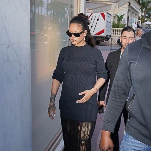 L'icône de la pop était en effet de retour sur la Croisette, pour soutenir son compagnon, Asap Rocky, à l'affiche de "Highest 2 Lowest", réalisé par Spike Lee.

Rihanna brave la frénésie médiatique, à Cannes, en marge du festival du film, à l'occasion d'une séance de shopping en solo, et entre dans une boutique Messika, le 21 mai 2025. Backgrid USA / Bestimage