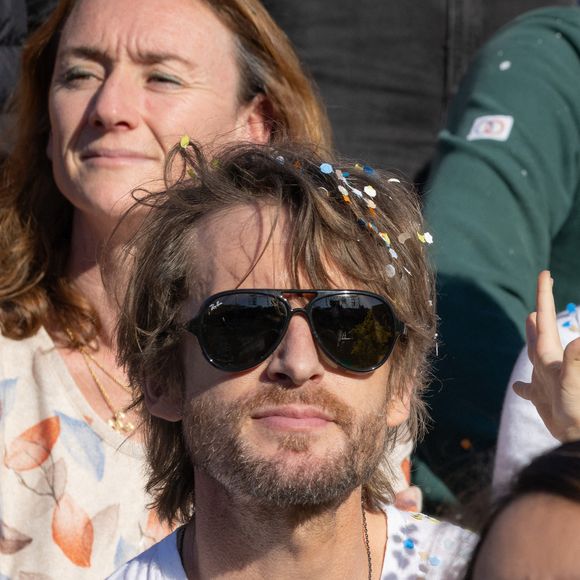 Philippe Lacheau avec Elodie Fontan et leur fils Raphaël assistent au spectacle d'ouverture du Carnaval de Nice. Le Carnaval de Nice 2024 King of Pop se déroulera du 17 février au 3 mars 2024. Photo by Shootpix/ABACAPRESS.COM