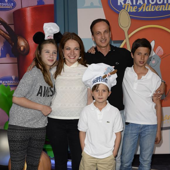 Emilie Dequenne, sa fille Milla Savarese, son fiancé Michel Ferracci et les fils de ce dernier lors de la présentation en avant-première de la nouvelle attraction "Ratatouille : L'aventure totalement toquée" à Disneyland Paris à Marne-la-Vallée, le 21 juin 2014.  
Crédit : COADIC GUIREC / BESTIMAGE
