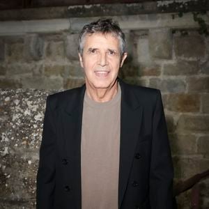 Exclusif - Julien Clerc en backstage de l'enregistrement de l’émission La Grande Fête de Carcassonne, diffusée le samedi 6 septembre à 21.10 sur France 2, dans la Cité Médiévale de Carcassonne, France, le 24 juin 2025. © Jack Tribeca/Bestimage