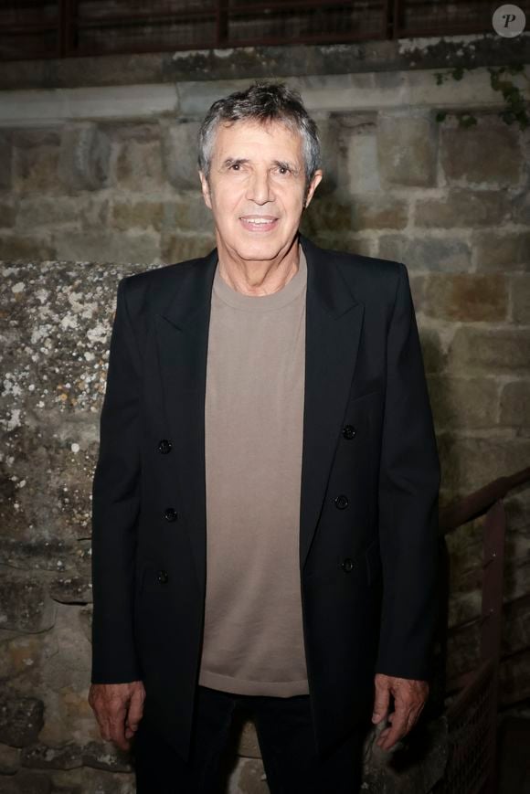 Exclusif - Julien Clerc en backstage de l'enregistrement de l’émission La Grande Fête de Carcassonne, diffusée le samedi 6 septembre à 21.10 sur France 2, dans la Cité Médiévale de Carcassonne, France, le 24 juin 2025. © Jack Tribeca/Bestimage