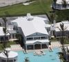 Côté vie privée, la veuve de René Angélil et maman de René-Charles (25 ans) ainsi que des jumeaux Eddy et Nelson (15 ans) a dû faire face à une déconvenue immobilière avec la vente bradée de sa résidence de Jupiter Island

La maison de Celine Dion sur l'ile Jupiter en Floride KADENA PRESS / BESTIMAGE