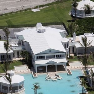Côté vie privée, la veuve de René Angélil et maman de René-Charles (25 ans) ainsi que des jumeaux Eddy et Nelson (15 ans) a dû faire face à une déconvenue immobilière avec la vente bradée de sa résidence de Jupiter Island

La maison de Celine Dion sur l'ile Jupiter en Floride KADENA PRESS / BESTIMAGE