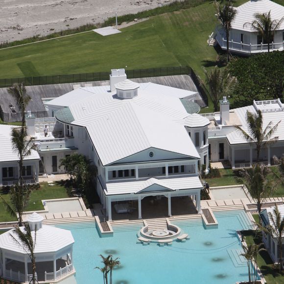Côté vie privée, la veuve de René Angélil et maman de René-Charles (25 ans) ainsi que des jumeaux Eddy et Nelson (15 ans) a dû faire face à une déconvenue immobilière avec la vente bradée de sa résidence de Jupiter Island

La maison de Celine Dion sur l'ile Jupiter en Floride KADENA PRESS / BESTIMAGE