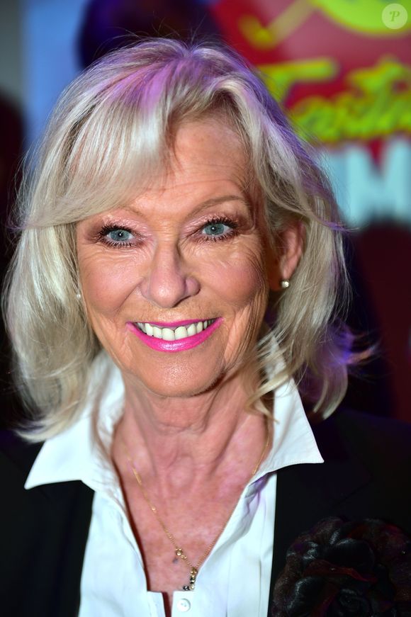 Tous ont salué la générosité, la bienveillance et le courage d’Évelyne face à la maladie.

Evelyne Leclercq - Soirée de l'humour muet lors de l'inauguration du Festival d'Humour de Paris au théâtre des Feux de La Rampe à Paris le 26 octobre 2015. © Giancarlo Gorassini / Bestimage