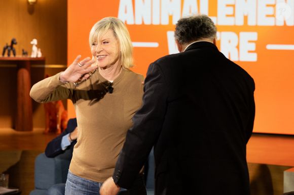 Exclusif - Bernard Montiel, Raphaël Mezrah, Oli. avec Chantal Ladesou et Eric Baratay invités, et Olivia la juriste sur plateau de l'émission "Animalement Vôtre" présentée par Bernard Montiel et diffusée le 8 février 2026 sur France 3, à Paris, France, le 12 janvier 2026. © Julien Sarkissian/Bestimage