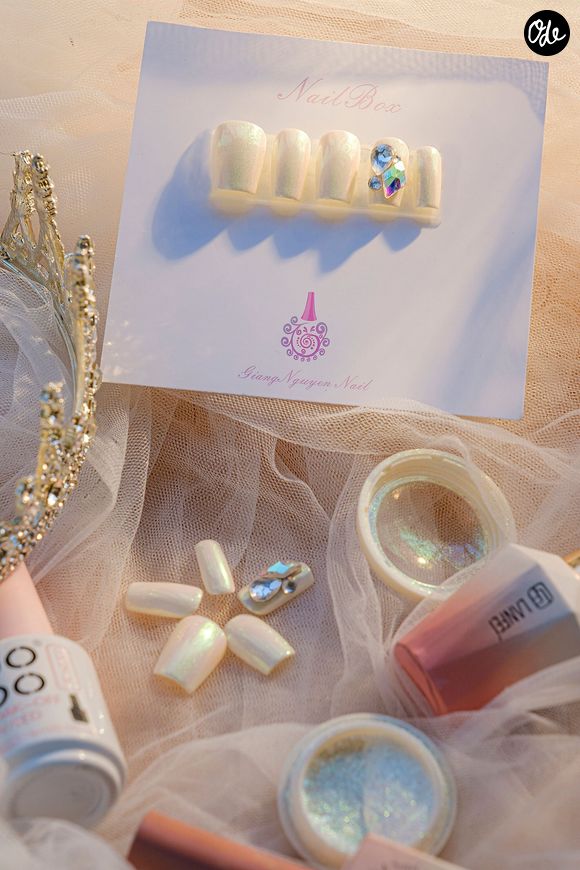 Ces faux ongles amovibles s'installent en seulement quelques minutes depuis le confort de sa maison.