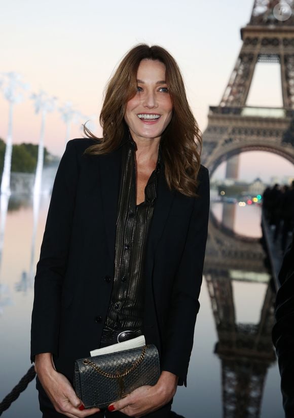 À chaque occasion, l'ancienne Première dame sait comment faire crépiter les flashs des photographes.
Carla Bruni-Sarkozy - People au défilé de mode "Saint-Laurent" PAP printemps-été 2019 au Trocadero devant la Tour Eiffel à Paris le 25 septembre 2018 © Denis Guignebourg/Bestimage