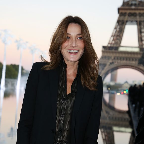 À chaque occasion, l'ancienne Première dame sait comment faire crépiter les flashs des photographes.

Carla Bruni-Sarkozy - People au défilé de mode "Saint-Laurent" PAP printemps-été 2019 au Trocadero devant la Tour Eiffel à Paris le 25 septembre 2018 © Denis Guignebourg/Bestimage