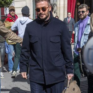 David Beckham - Les Beckham quittent leur hôtel La Réserve, à Paris, le 8 mars 2025.  GOFF INF / BESTIMAGE