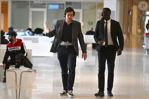 Lors de l'audience de mars, seul Alain-Fabien était présent, affirmant avoir agi pour protéger son père.

Alain-Fabien Delon assiste son passage en audience, dans le procès l'opposant à sa soeur A.Delon, devant la 17ème chambre correctionnelle du tribunal judiciaire de Paris, le 17 mars 2026. 
Agence / Bestimage