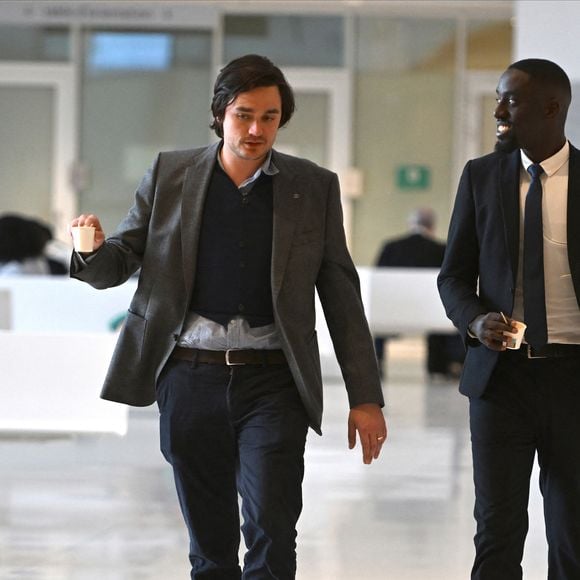 Lors de l'audience de mars, seul Alain-Fabien était présent, affirmant avoir agi pour protéger son père.

Alain-Fabien Delon assiste son passage en audience, dans le procès l'opposant à sa soeur A.Delon, devant la 17ème chambre correctionnelle du tribunal judiciaire de Paris, le 17 mars 2026. 
Agence / Bestimage