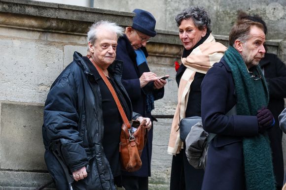Guy Carlier et Geneviève Laborde, la soeur de la défunte - Arrivées aux obsèques de C.Laborde en l’église Saint-Roch à Paris, le 6 février 2025. Décédée le 28 janvier 2025 à l'âge de 73 ans, l'ancienne présentatrice météo de TF1 (1988 - 2017) était atteinte de la maladie neurodégénérative à corps de Lewy. 
© Jacovides - Moreau / Bestimage